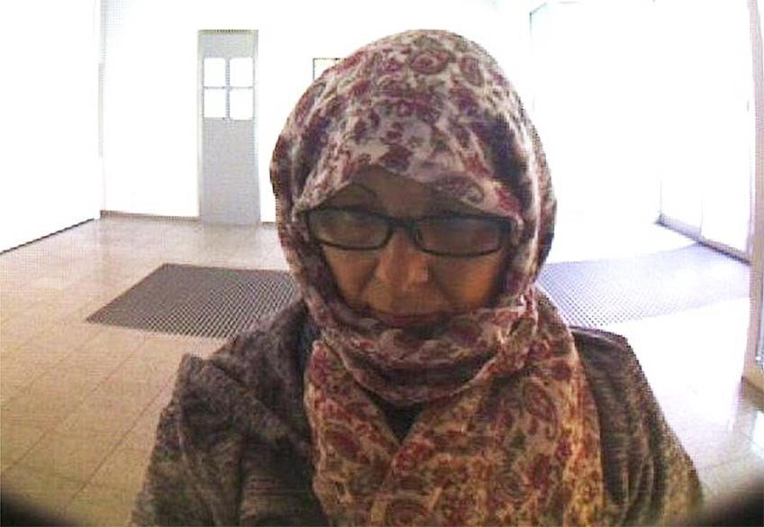 Bei der gesuchten Person handelt es sich um eine 45-55-J&auml;hrige mit einer K&ouml;rpergr&ouml;&szlig;e von etwa 160 bis 170 cm.