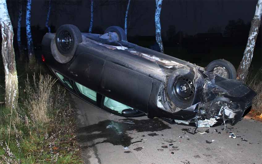 Der Wagen geriet kurz vor der Einm&uuml;ndung nach rechts auf den nassen Gr&uuml;nstreifen. Alle drei Fahrzeuginsassen erlitten Verletzungen.
