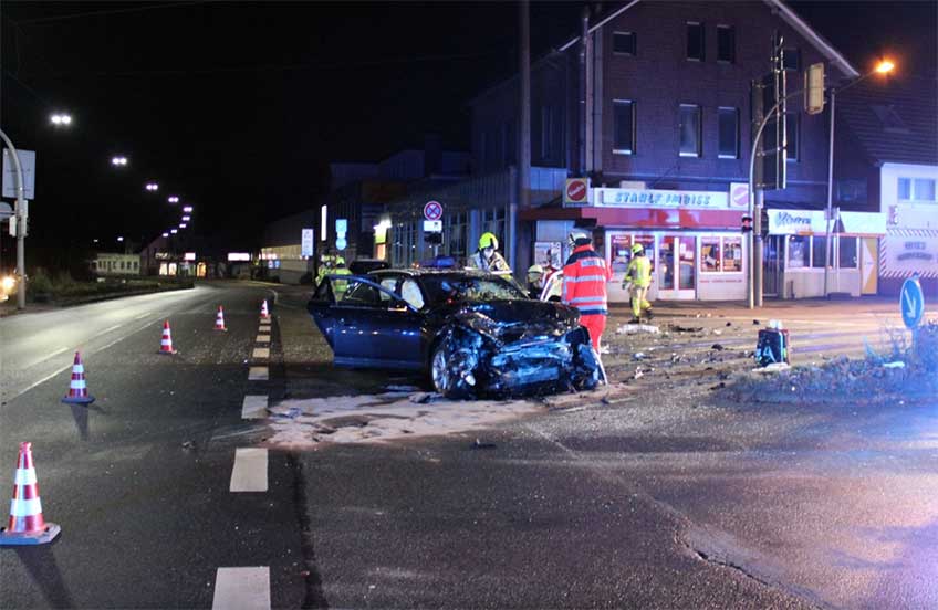 Der erheblich besch&auml;digt Audi Avant des Bad Oeynhauseners wurde sp&auml;ter abgeschleppt.