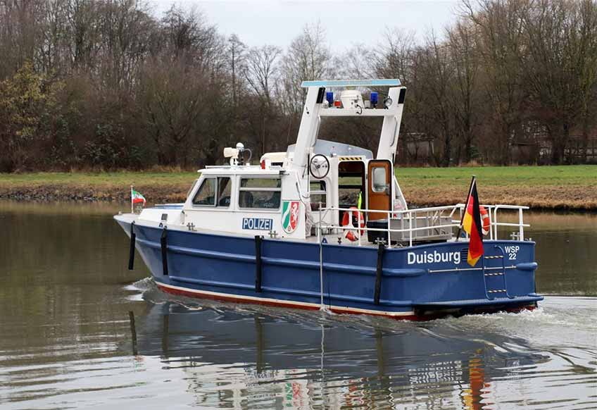 Die Besatzung vom WSP 22 suchte ausger&uuml;stet mit einem Sonarger&auml;t Teilbereiche des Mittellandkanals ab.