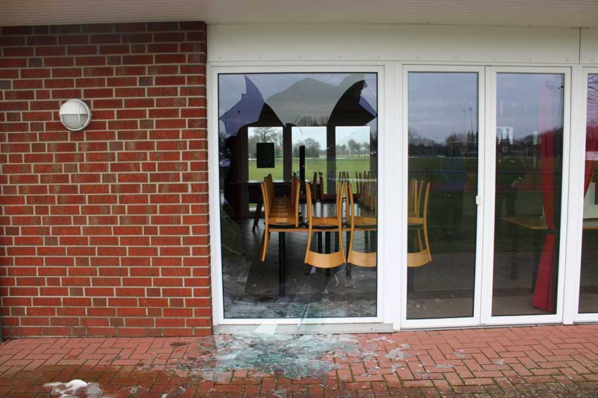 Die Scheibe des Klubhauses wurde in der Nacht von Dienstag auf Mittwoch von Vandalen zerst&ouml;rt.