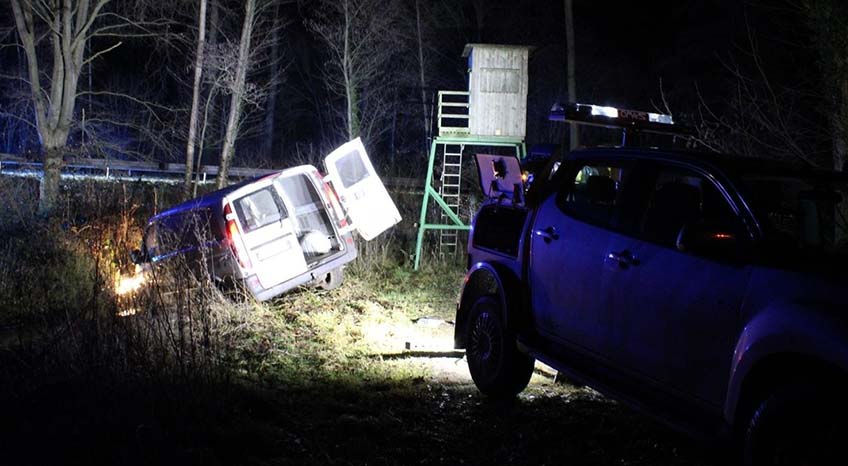 W&auml;hrend der Flucht fiel aus der ge&ouml;ffneten Ladefl&auml;che des Fluchtfahrzeugs der zuvor aus dem Gesch&auml;ft entwendete Tresor sowie Teile des Einbruchwerkzeugs heraus.