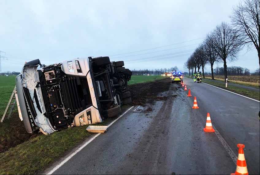 Der Lkw-Fahrer kam aus bisher unbekannten Gr&uuml;nden nach rechts von der Stra&szlig;e ab.