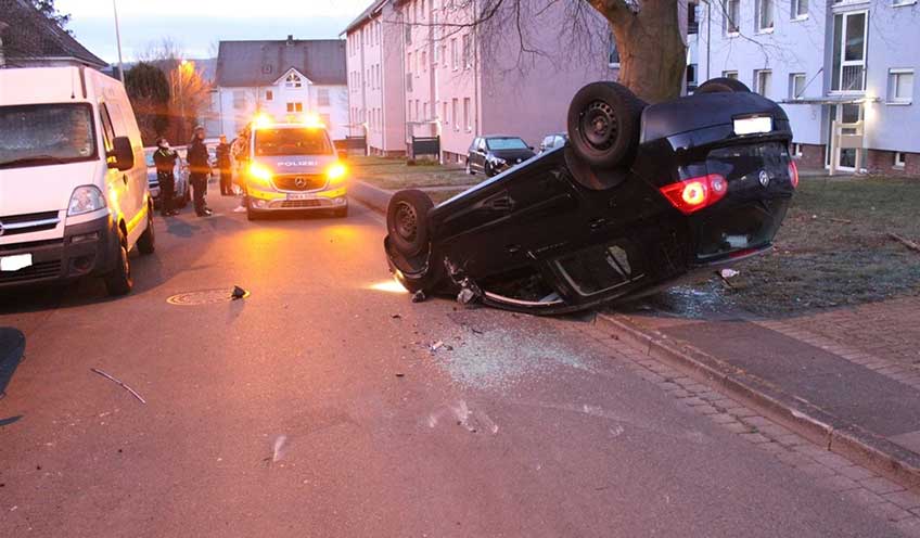 Der Fahrer wurde durch den &Uuml;berschlag leicht verletzt, den Sachschaden sch&auml;tzt die Polizei auf 18.000 Euro.