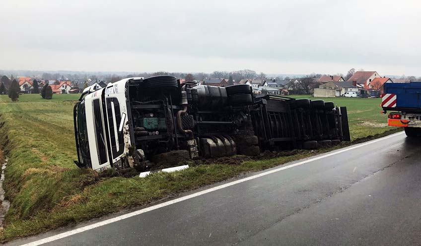 F&uuml;r die f&uuml;r den Nachmittag vorgesehene Bergung des Sattelzugs ist ein gr&ouml;&szlig;erer Kranwagen erforderlich.