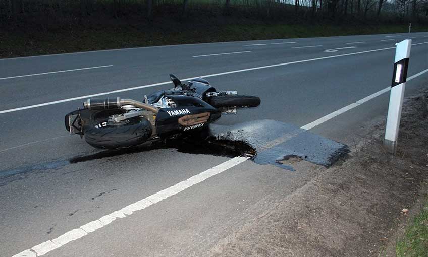 Die Yamaha des 27-J&auml;hrigen blieb seitlich auf der Fahrbahn liegen. Zudem lief &Ouml;l aus der Maschine.