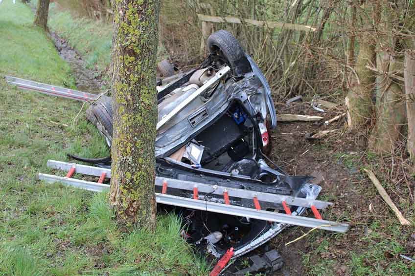 Das Auto kam nach links auf den Gr&uuml;nstreifen ab, kollidierte dort mit einem Erdwall und &uuml;berschlug sich.