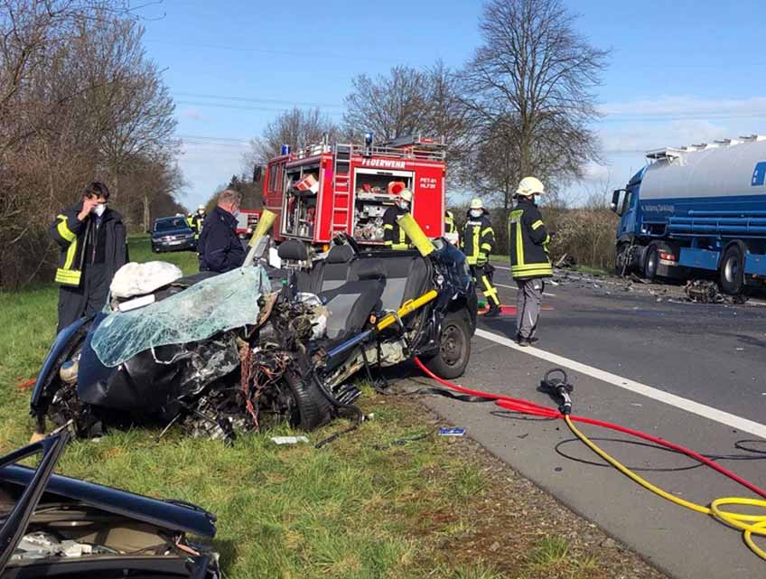 Der Seat-Fahrer war in seinem schwer besch&auml;digten Fahrzeug eingeklemmt. Die Feuerwehr trennte das Dach ab.