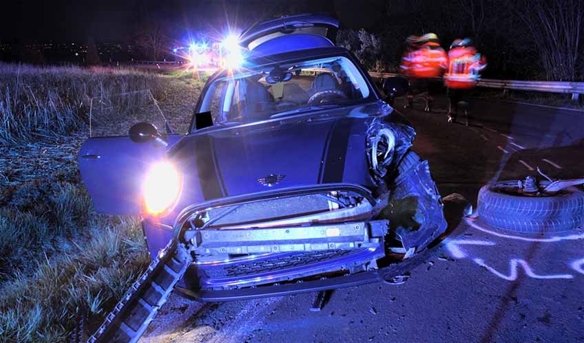 Am Freitagabend sind auf der Bergstra&szlig;e zwischen Nettelstedt und Schnathorst zwei Pkws miteinander kollidiert. Eine 18-j&auml;hrige Fahrerin verletzte sich.