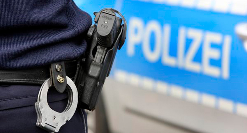 hallo-luebbecke-handschellen4.jpg Weil ein alkoholisierter 18-jähriger Mindener am Sonntag in den frühen Morgenstunden bei seiner Festnahme Polizisten angriff, setzten die sich mit Pfefferspray zur Wehr.