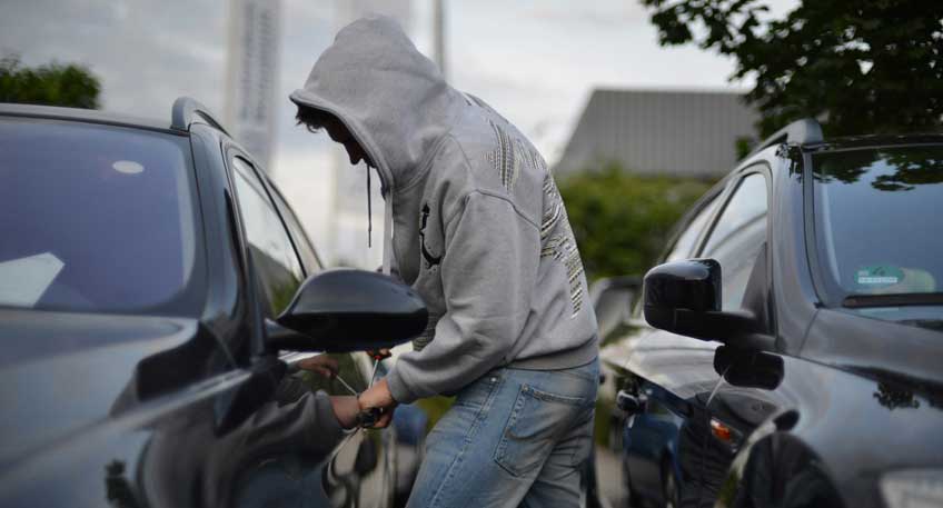Unbekannte haben am Mittwoch am Friedhof in Minden-Hahlen und am Gevattersee jeweils ein Auto aufgebrochen.
