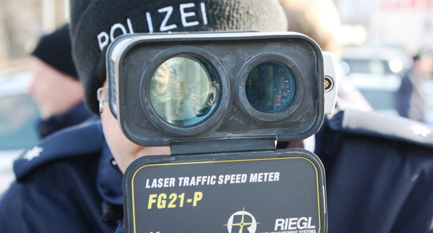 Mit Tempo 119 und damit fast doppelt so schnell wie erlaubt hat die Polizei einen 19-jährigen Autofahrer aus Minden gestoppt.