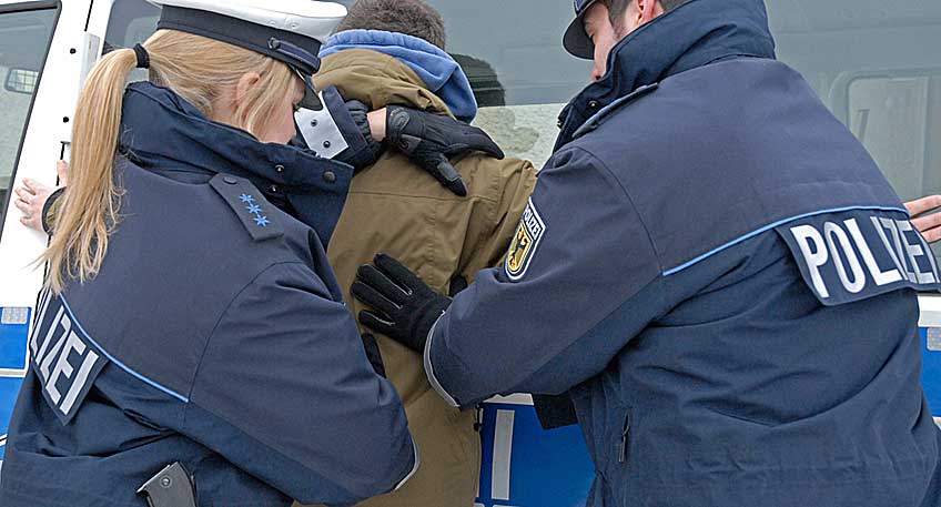 Die Bielefelder Polizei hat den flüchtigen Denis H., dem vorgeworfen wird, am Donnerstag, 3. November 2016, seinen Vater in Espelkamp niedergestochen zu haben, am Dienstagabend festgenommen. 