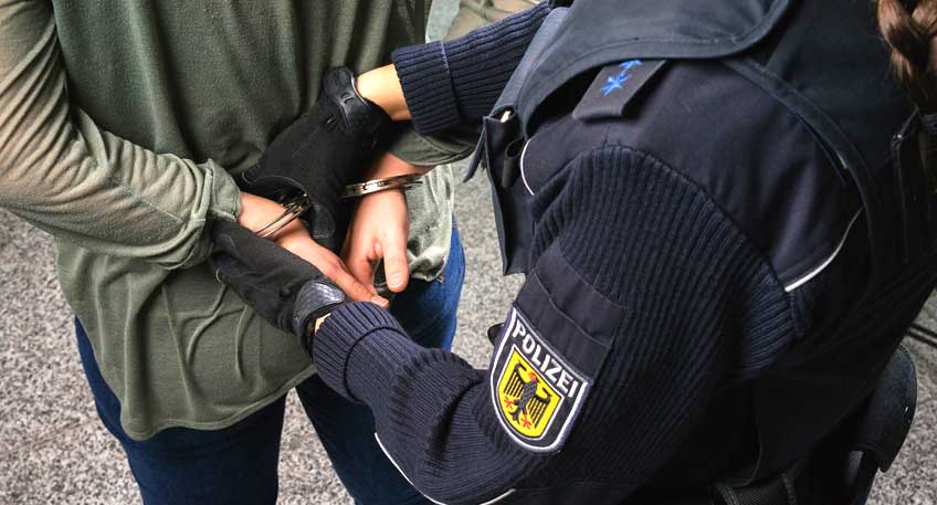 Einen per Haftbefehl gesuchten 32-jährigen Sexualstraftäter hat die Polizei Minden-Lübbecke am Dienstagabend in Bad Oeynhausen gefasst.