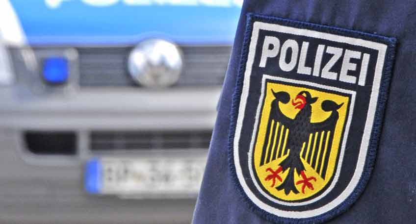 Ein 70-jähriger Mann aus Porta Westfalica-Barkhausen steht im Verdacht, einen zehnjährigen Jungen beleidigt und vom Fenster seiner Wohnung aus eine Pistole in Richtung des Kindes gehalten zu haben.